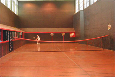 “real tennis”[室內(nèi)網(wǎng)球，又稱“純網(wǎng)球”，現(xiàn)幾乎被“l(fā)aw tennis”（草地網(wǎng)球）所取代]。