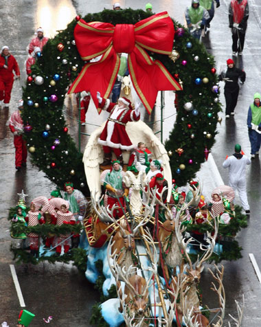 Santa Claus makes his way down Broadway during the Macy's Thanksgiving Day Parade in New York November 23, 2006.