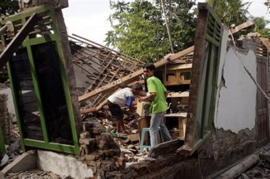 Earthquake hits Indonesia