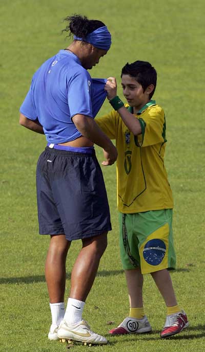 Ronaldinho kisses the ball