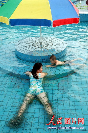 Hot spring fish therapy in Hainan