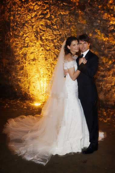 Actor Tom Cruise and Katie Holmes pose for their official wedding portrait in Lake Braccino, Italy in this photo released to Reuters November 18, 2006.