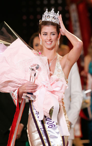 Anita Horvath from Hungary reacts after she was crowned Miss Bikini World 2006 in Taipei December 21, 2006.