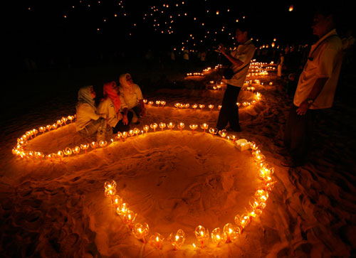 Villagers take photographs during the second anniversary of the Indian Ocean tsunami in Khao Lak, located in Thailand's Phang Nga province, nearly 110 km (68 miles) north of Phuket, December 26, 2006.