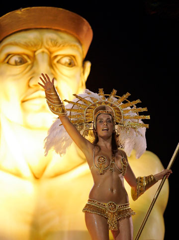 A member of the Mari-mari carnival group dances during the annual El Carnaval del Pais (country's carnival) in Gualeguaychu, some 230 km (143 miles) north of Buenos Aires, January 7 , 2007. Around 1,000 dancers participate in the event which is considered to be one of the most important carnivals in Argentina.