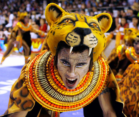 A member of the Mari-mari carnival group performs during the annual El Carnaval del Pais (country's carnival) in Gualeguaychu, some 230 km (143 miles) north of Buenos Aires, January 6 , 2007. 