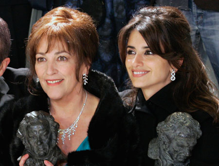 Spanish actresses Carmen Maura (L) and Penelope Cruz pose backstage during the Spanish Film Academy 