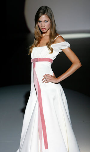 A model presents a creation from Joanquim Verdu collection at Barcelona Bridal Week fashion show May 31, 2007.