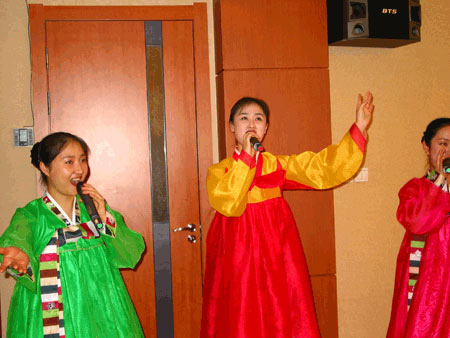 North Korean waitresses in Shenyang attract tourists