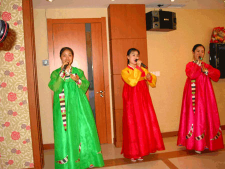 North Korean waitresses in Shenyang attract tourists