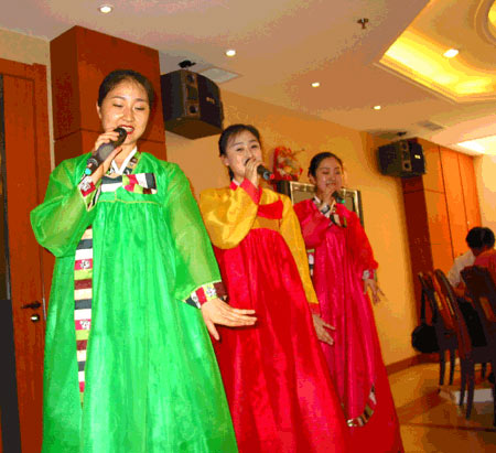 North Korean waitresses in Shenyang attract tourists