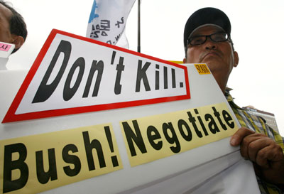 A man holds a banner during an anti-war and anti-U.S. rally demanding negotiations between the U.S. government and the Taliban for the safe return of South Korean hostages in Afghanistan, in front of the U.S. embassy in Seoul August 1, 2007. 