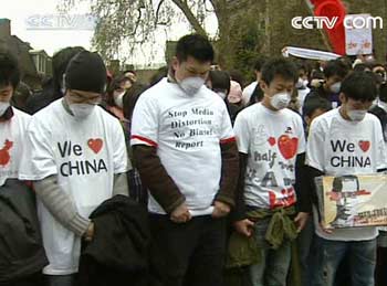 Overseas Chinese hold demonstrations to support Beijing Olympics