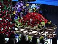 Family, fans say goodbye to Michael Jackson