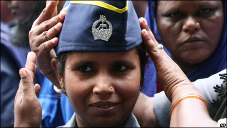 Bangladesh Grooms New Police 孟加拉強(qiáng)調(diào)新警員儀表