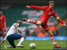 Pitch Blamed for Wales Loss 威爾士抱怨場(chǎng)地導(dǎo)致輸球