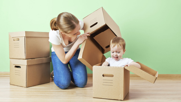 Would you let your baby sleep in a box? 你愿意讓自己的寶寶在盒子里睡覺嗎？