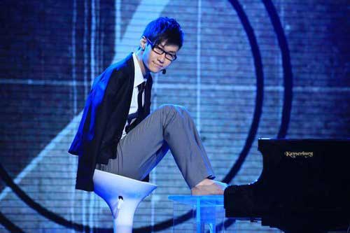 Armless piano player 無臂鋼琴家勇奪冠軍