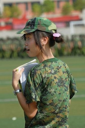 90后MM軍訓(xùn)讓教官很傻眼