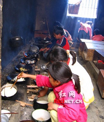 云南山村小學(xué)生“自助餐”