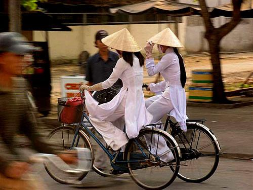 看越南高中女生的美麗校服