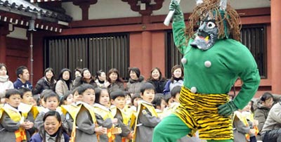 日本幼兒園小朋友舉行撒豆驅(qū)邪活動(dòng)