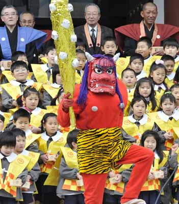 日本幼兒園小朋友舉行撒豆驅(qū)邪活動(dòng)