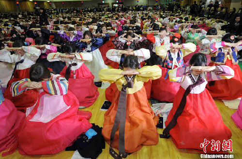 韓國女學生畢業(yè)禮集體著韓服舉行成人儀式