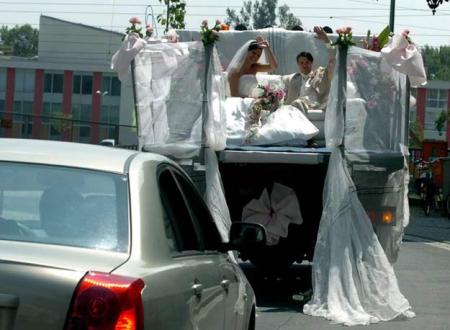 Wedding in a truck 卡車(chē)?yán)锏幕槎Y