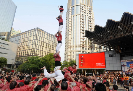 'Human tower' spectacle show at Expo