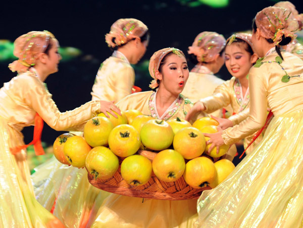 Folk dances mark end of Jilin Week 