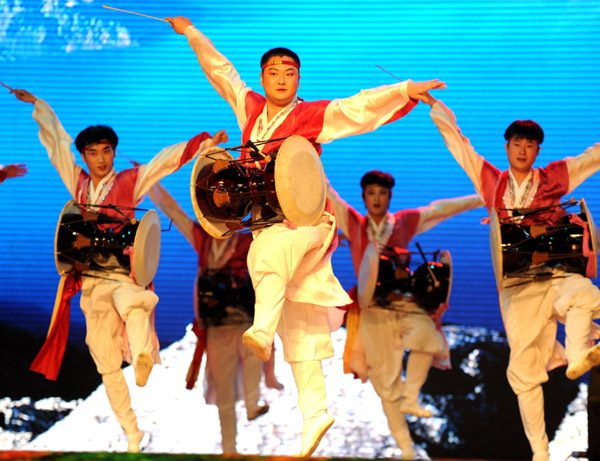 Folk dances mark end of Jilin Week 