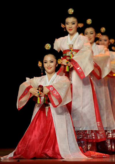 Folk dances mark end of Jilin Week 