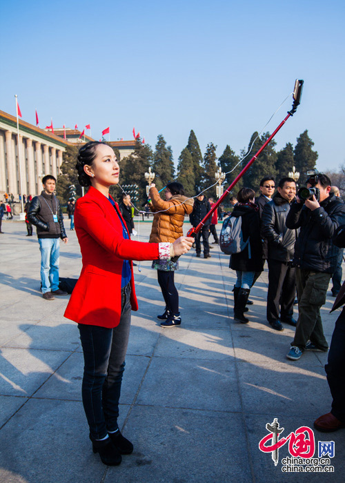 直擊兩會紅衣美女：上會女記者為什么喜歡穿紅色