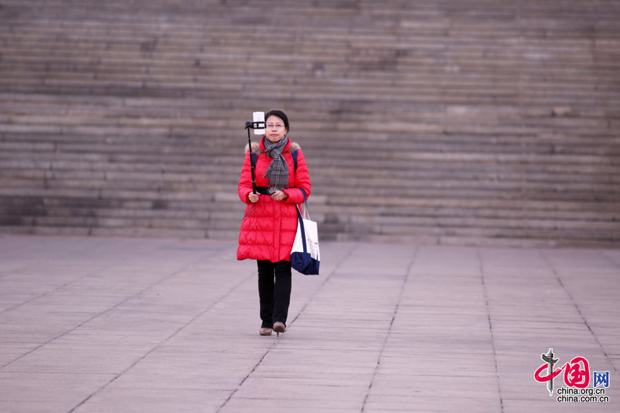 直擊兩會紅衣美女：上會女記者為什么喜歡穿紅色