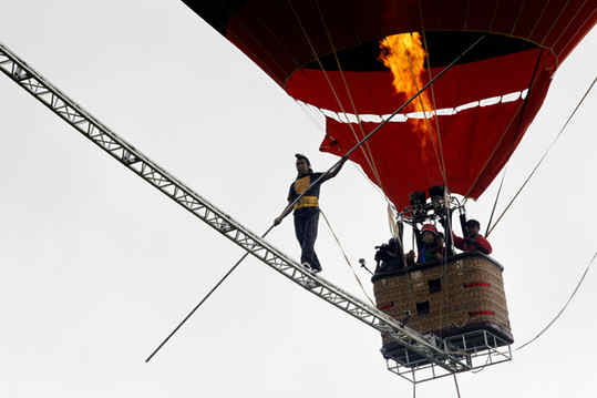 Chinese tightrope walker sets new record