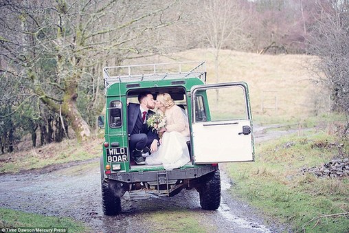 英國(guó)新人冒雨結(jié)婚 賓客蹚水赴宴