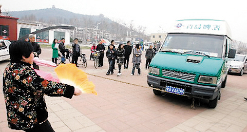 Woman tows SUV with her teeth