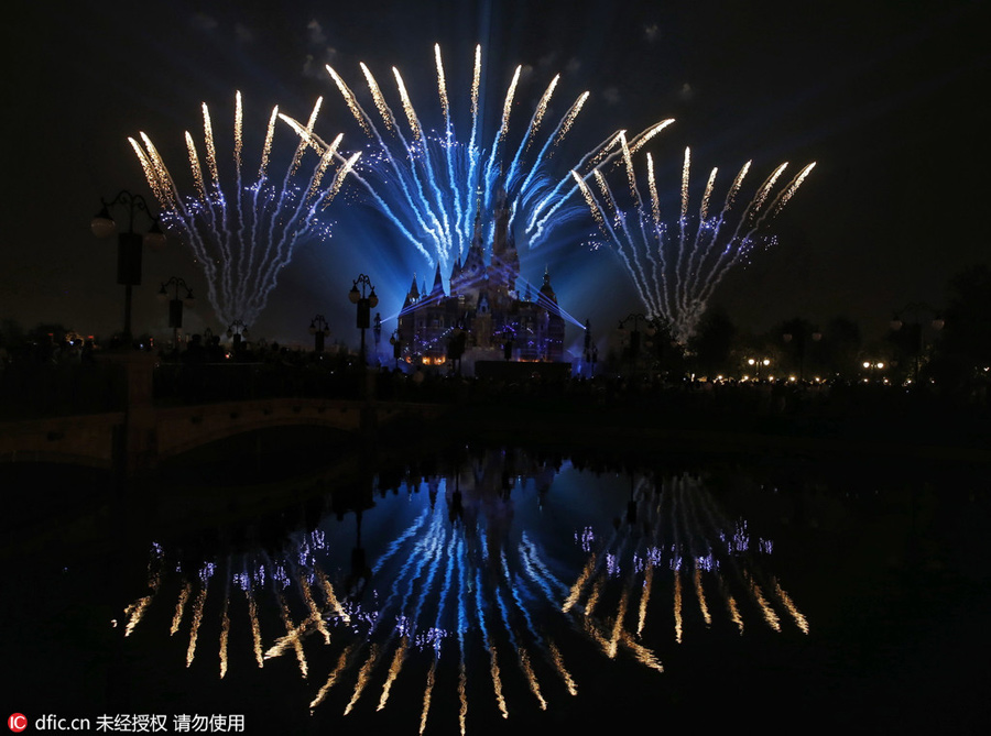 米奇遇見夜上海 迪士尼最美夜景圖