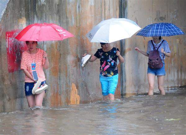 南方“強(qiáng)降雨” 巴黎鬧“水災(zāi)”