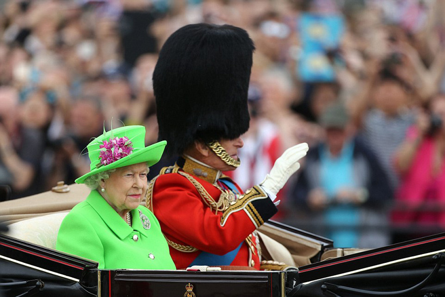 英女王90大壽慶典：女王綠衣出席 夏洛特公主搶鏡（組圖）