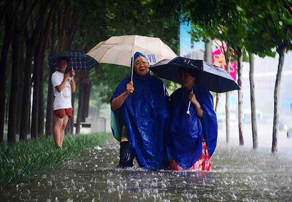 北京暴雨 多地出現(xiàn)“積水潭”