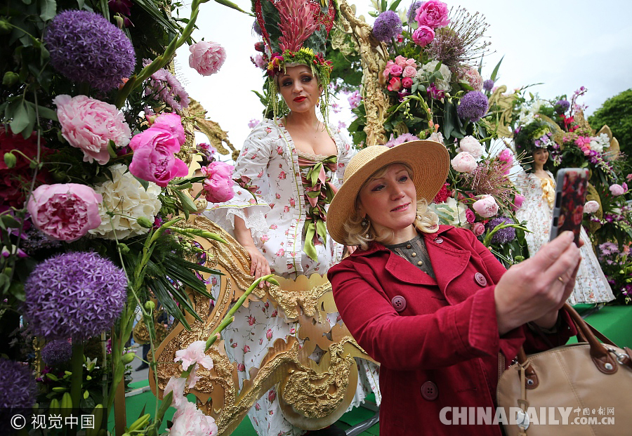 圣彼得堡民眾化身“花仙子” 慶祝“俄羅斯日”（組圖）