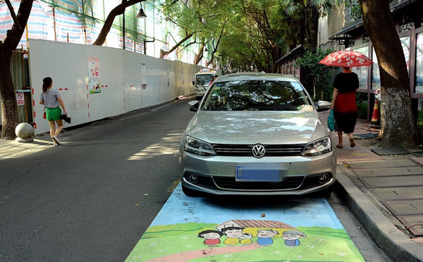 杭州某小區(qū)推“孝心車位”，回家看老人停車可免費