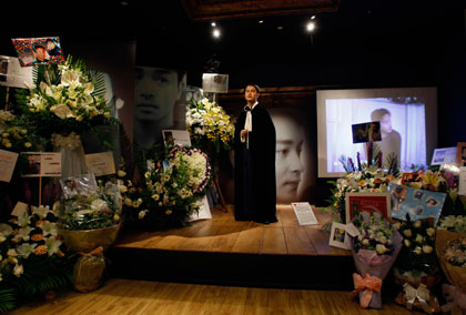 Fans pay tribute to late pop star Leslie Cheung