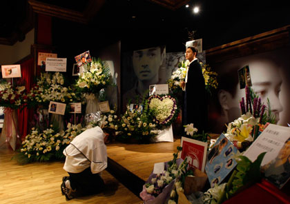 Fans pay tribute to late pop star Leslie Cheung