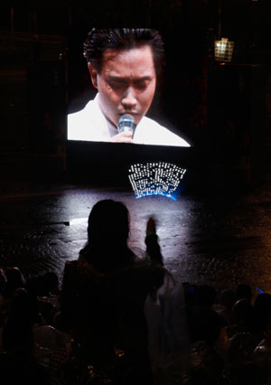 Fans pay tribute to late pop star Leslie Cheung