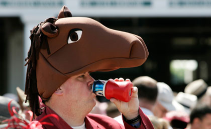 Horse fans display their hats