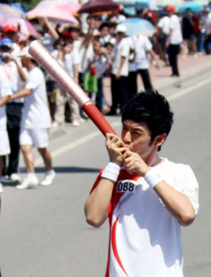 Beijing Olympic torch relay in Chinese mainland kicked off  