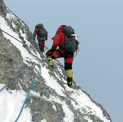 Olympic flame nearing summit of Mt. Qomolangma